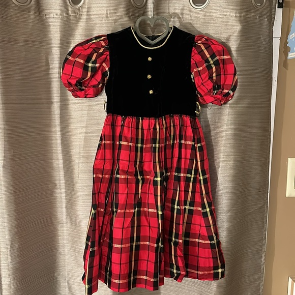 Girls dress between the size of four and five - Picture 2 of 4